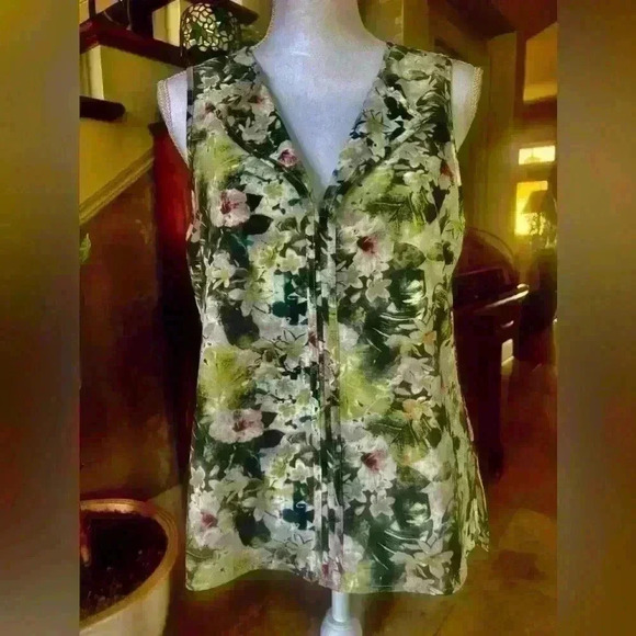 Sanctuary ladies sleeveless blouse size Medium. Worn once Colorful flowy top. - Picture 4 of 12